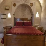 מלון Maccan Cave 3*
