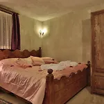 מלון Maccan Cave 3*