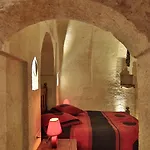 Maccan Cave מלון